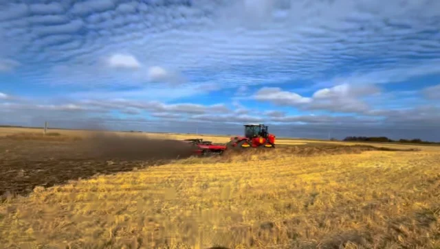 Double Trouble 😈 @versatileag 

We’re lighting it up on tillage demos, and the stars of this show? That’s the Versatile Fury HS400… being pulled by a Versatile 620 DeltaTrack 

#fulllineag #versatile #versatiledealer #ag #saskag #tillage #harvest #versatileequipment #agrar #saskatchewan #farmersupport #agequipment #discover #discoverag