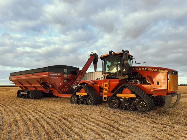 Like we needed another reason to be OBSESSED with Versatile DeltaTrack Tractors 😍🌾

This smooth-looking grain cart outfit is out and about around Perdue helping a customer get-er-done this season! 

10/10 😮‍💨🔥

#fullineag #versatile #versatiletractors #versatileag #saskag #saskharvest #agrar #canadianag #saskatchewan #saskatchewanag #westerncanadaag #ag