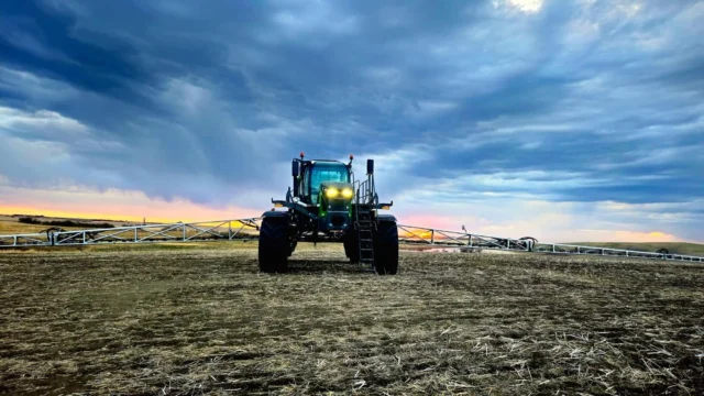 They don’t call Saskatchewan the land of the living skies for nothing! 🌅🌾

Thanks to our friends from Lost River Colony for sharing this awesome pic of their Fendt RG937 📸😄

#fulllineag #fendt #fendtrogator #sask #saskag #sasklife #localbusiness #ag #agriculture #modernfarming #farming2026 #agrar #equipmentdealership #saskequipmentdealer